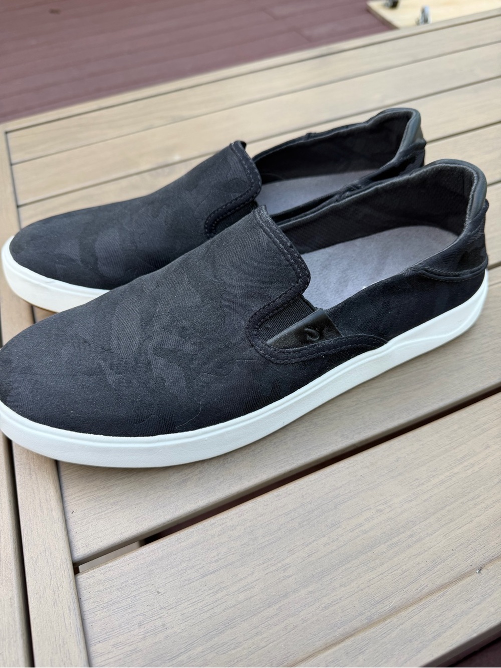 Men's Slip-On Canvas Sneakers in Black OluKai